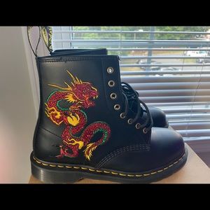 1460 LEATHER DRAGON EMBROIDERED LACE UP BOOTS